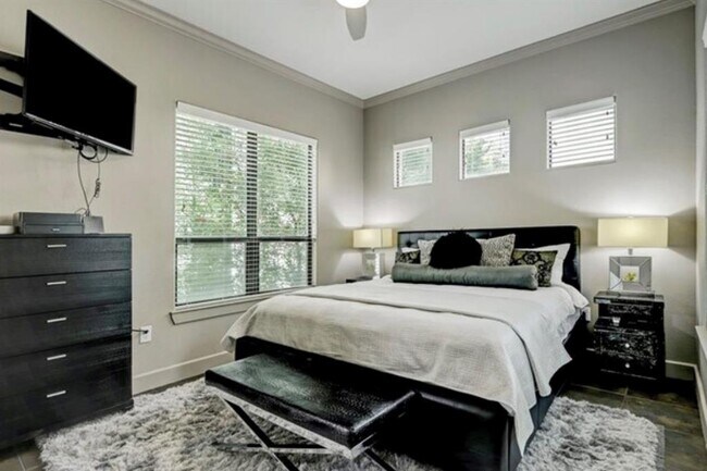 Building Photo - 1901 Post Oak Blvd