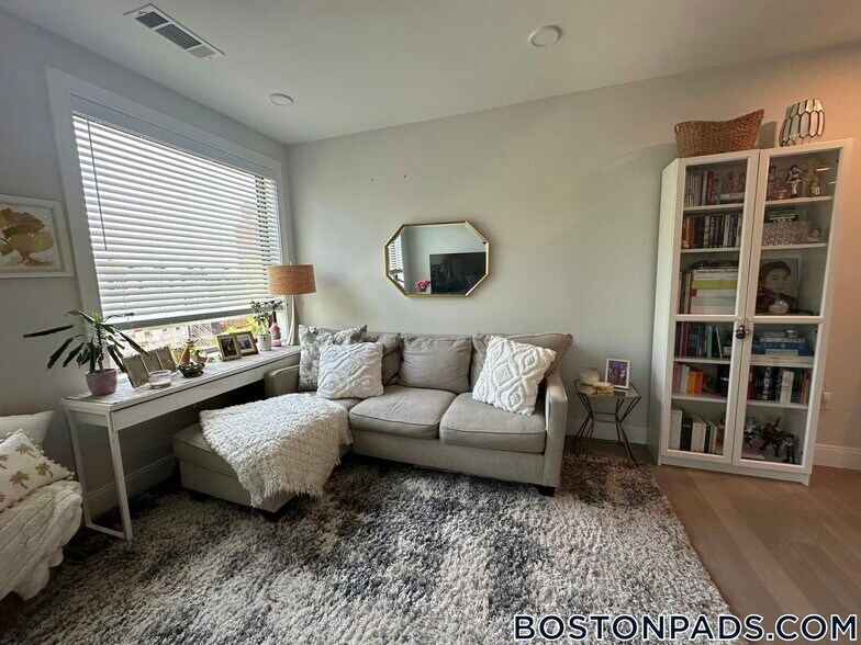 Building Photo - 152 Liverpool St