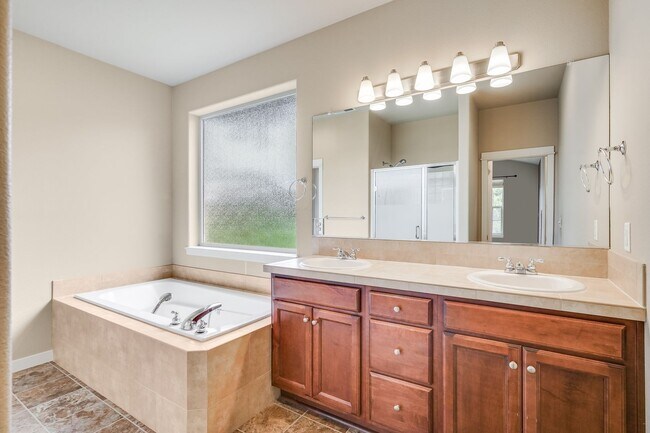 Building Photo - Beautiful 3 bed, 2.5 bath rental home in O...