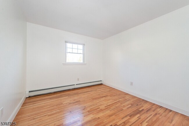 Building Photo - 4 Maureen Ct