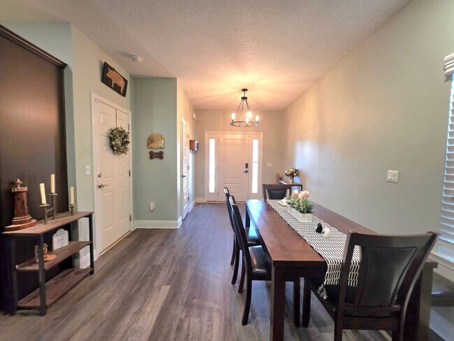 Building Photo - Splendid 3 Bed/2.5 Bath Home