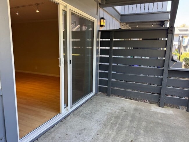 Building Photo - Wonderful 2 bedroom/2 bath lower level con...