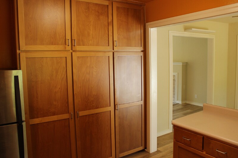 Building Photo - 1010 S Cloverdale Blvd