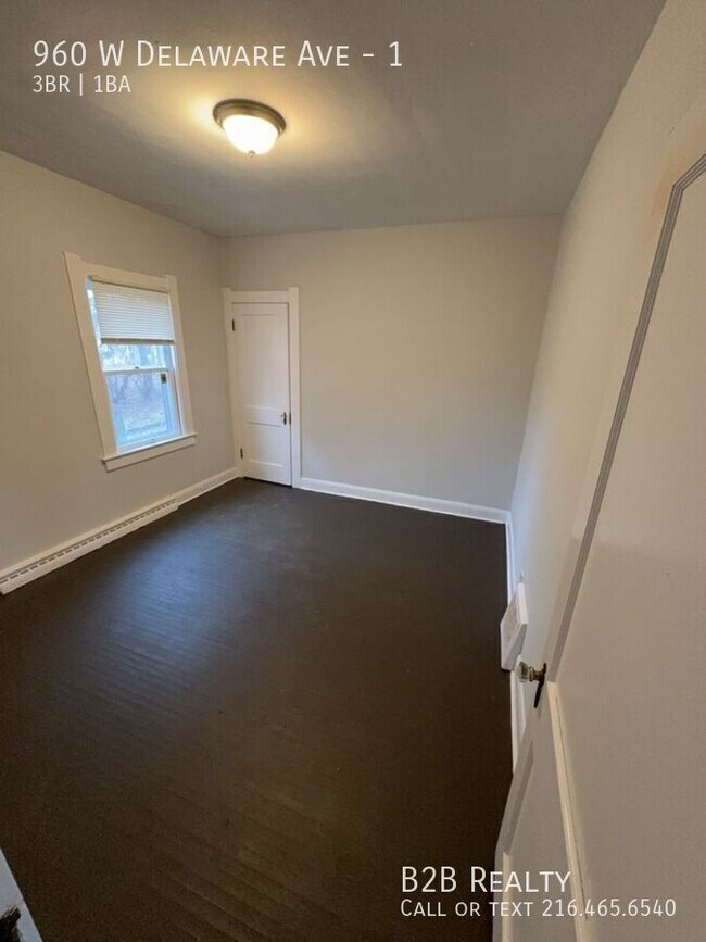 Building Photo - 960 W Delaware Ave