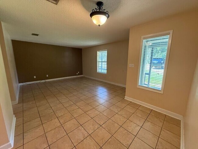 Building Photo - Pensacola - Ferry Pass - 2 bedroom, 1 bathroom - lawn care included