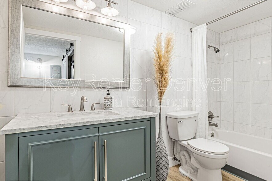 Building Photo - 7665 E Eastman Ave