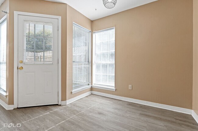 Building Photo - End Unit in Cobblestone