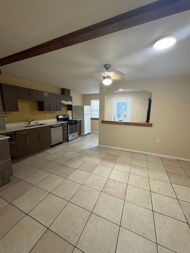 Primary Photo - 377 Douglas St