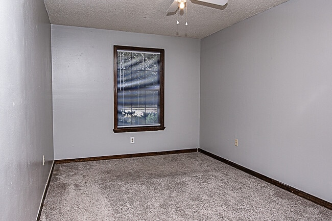 Building Photo - 116 Walker Cir E