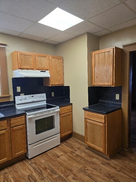 Building Photo - 308 W Maple St