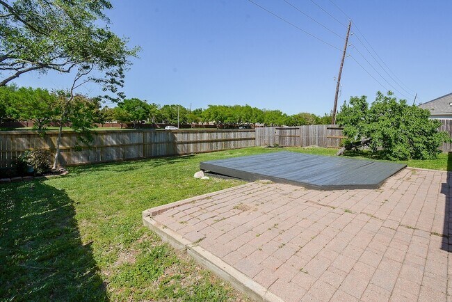 Building Photo - 3815 Summerfield Dr