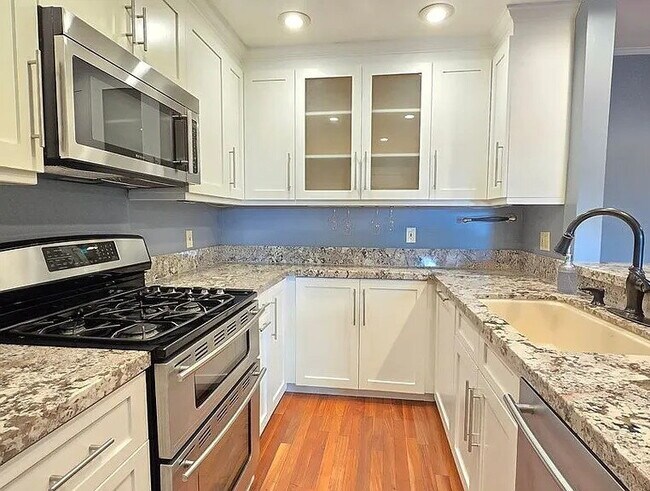 Building Photo - "Charming 2-Bed, 2-Bath Gem in Tarzana - Cozy 830 Sq Ft Retreat!"