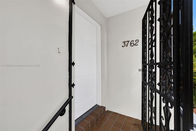 Building Photo - 3762 SW 27th St