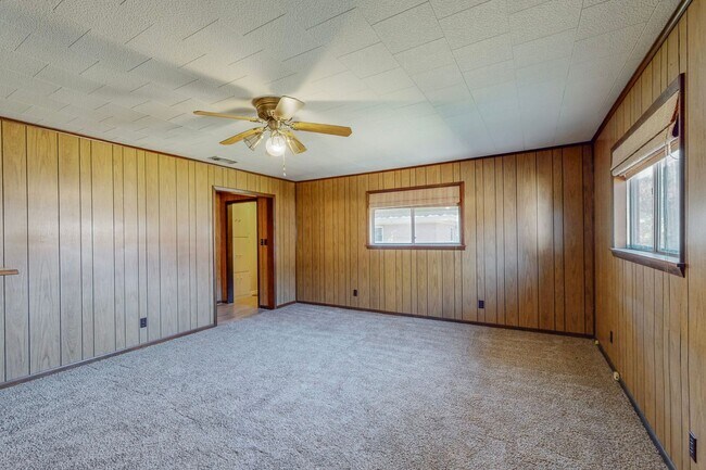 Building Photo - Charming 3-Bedroom Gem with Mid-Century Fl...