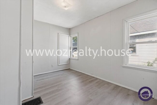 Building Photo - 2442 Paradise Ave