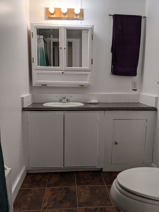 Building Photo - Cozy pet friendly location on a large lot