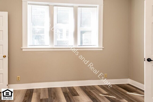 Building Photo - 2011 Hoagland Ave