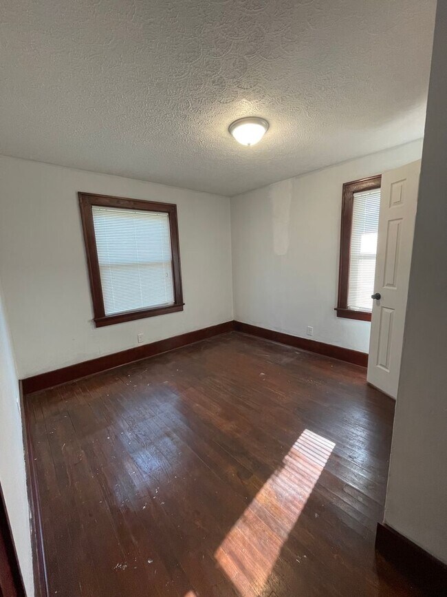 Building Photo - Three Bedroom Single Family Home Near Loeb Stadium