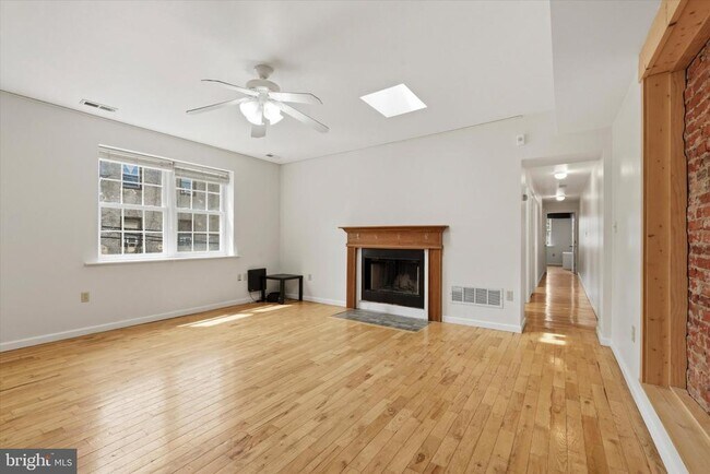 Building Photo - 1347 S 6th St