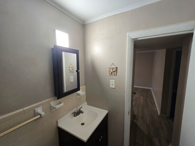 Building Photo - 2/1 All Electric Apartment in Newport