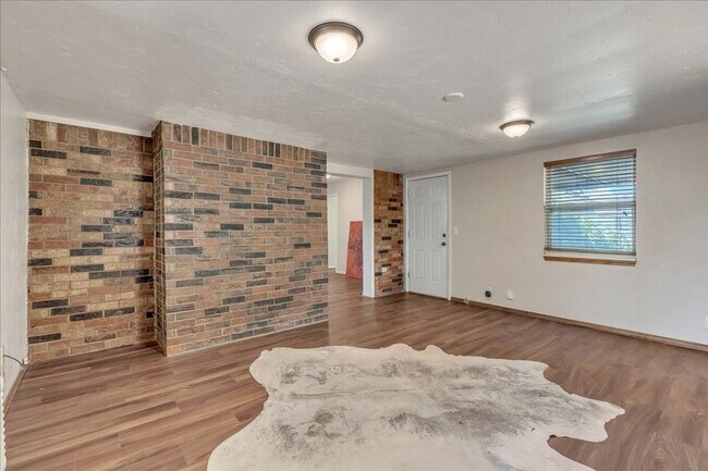 Building Photo - Lawn Care Included! 3 bed, 2 bath, 2 livings