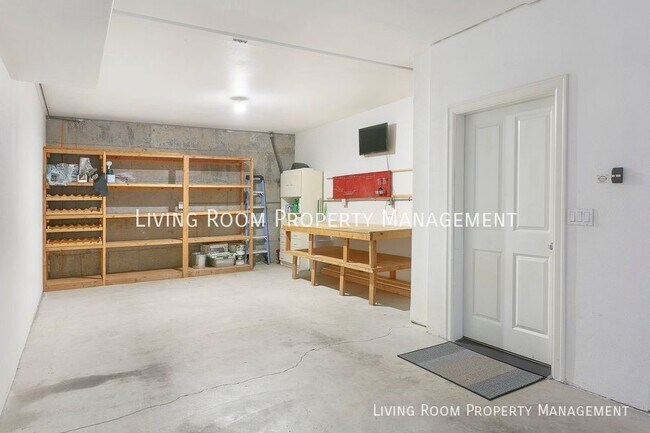 Building Photo - Large Private Townhouse in Johns Landing!