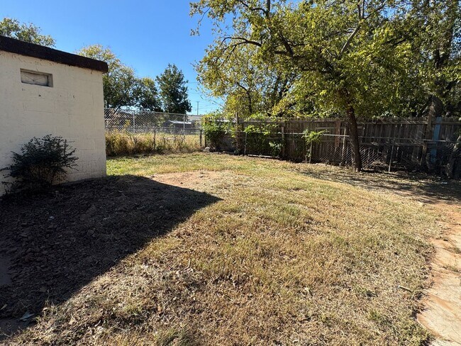 Building Photo - 1505 SW 8th St