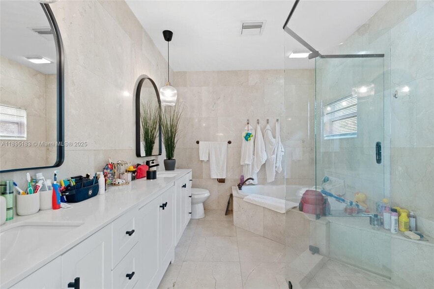 Building Photo - 10626 NE 10th Ct