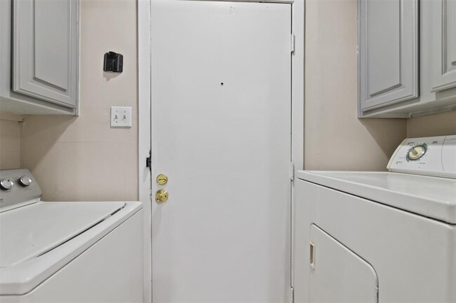 Building Photo - 10831 Sugar Hill Dr