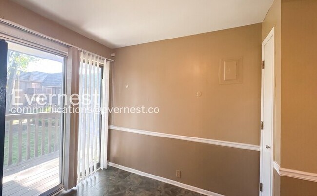 Building Photo - 452 W 104th St