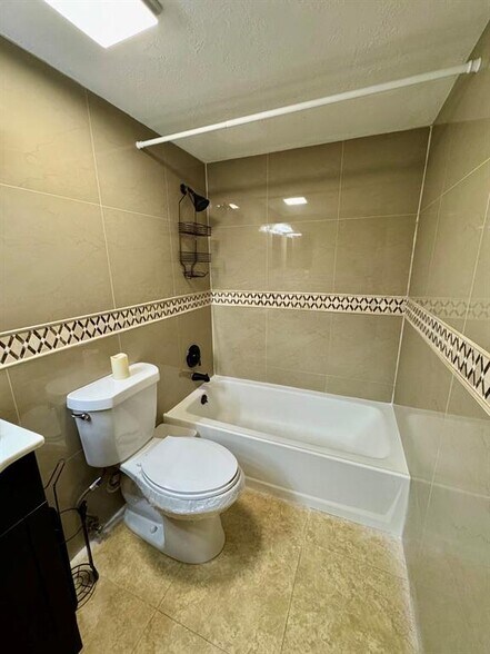 Building Photo - 10008 Twin Lakes Dr