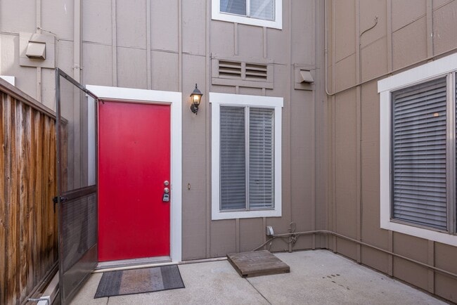 Building Photo - Harborside Waterfront 4 Bed/2.5 Bath Townhouse in Foster City