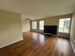 Building Photo - 1 bedroom and 1 bathroom unit available at...