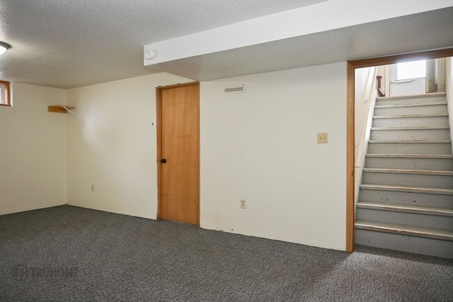 Building Photo - Large 6 Bedroom Home for Rent! Great Location on University!