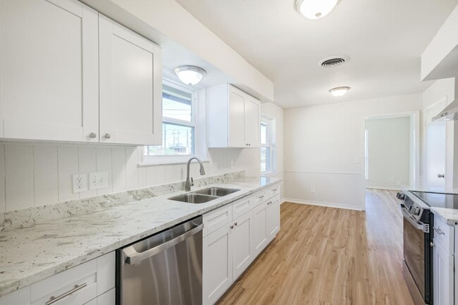 Building Photo - 802 Wright St