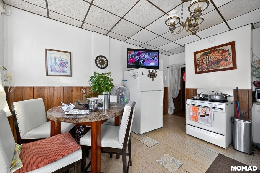 Building Photo - 38 Custer St