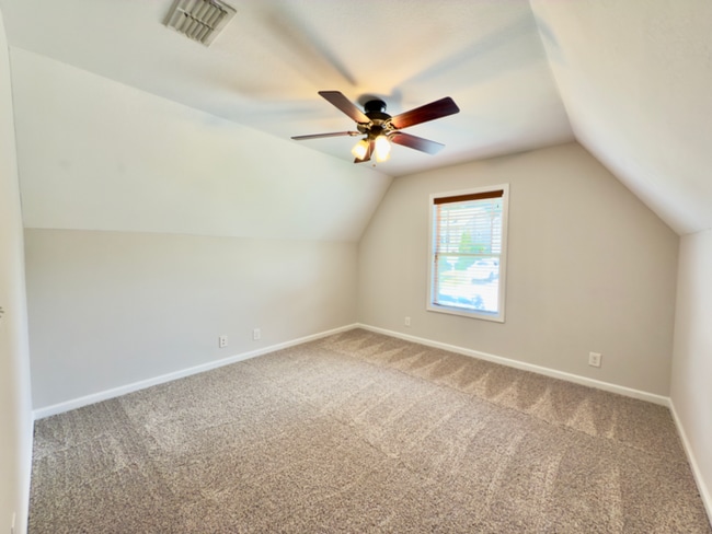 Building Photo - 638 Hidden Valley Dr