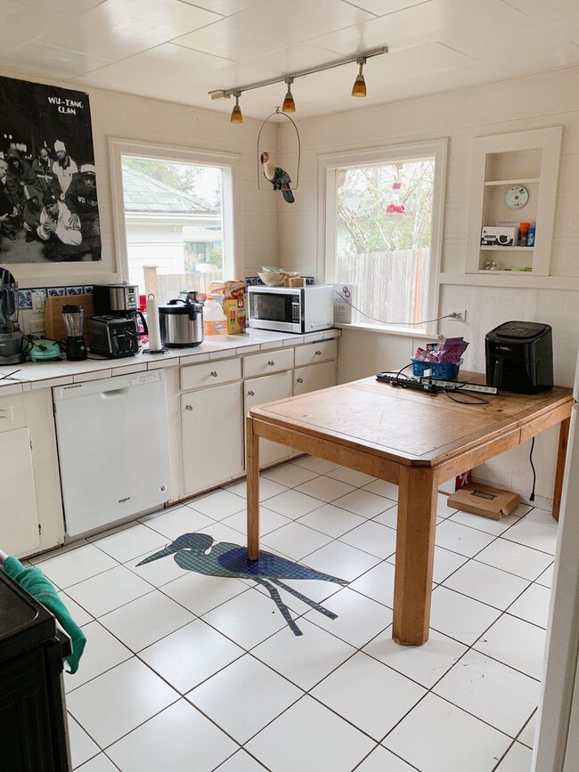 Building Photo - AUG PRELEASE: 5 bdrm/2 bath in York Neighborhood