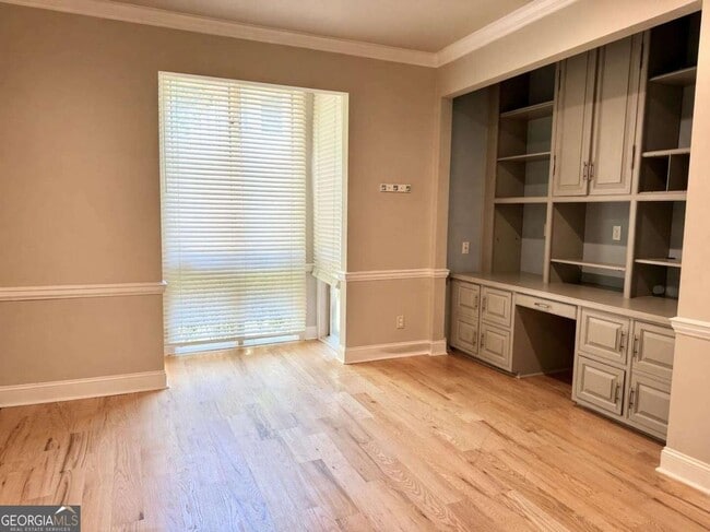 Building Photo - 37 Willow Glen NE