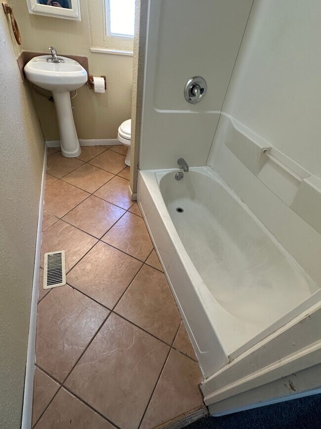 Building Photo - 2 bed 1 bath