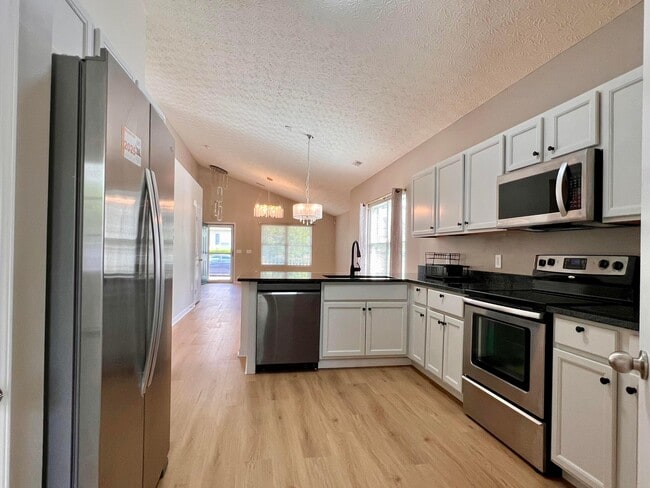 Building Photo - 133 Holly Hock Ln