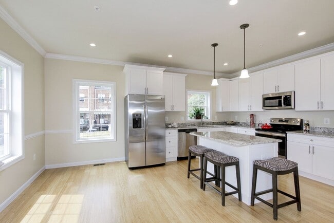 Building Photo - Gorgeous and Spacious Renovated 4br/3.5ba ...