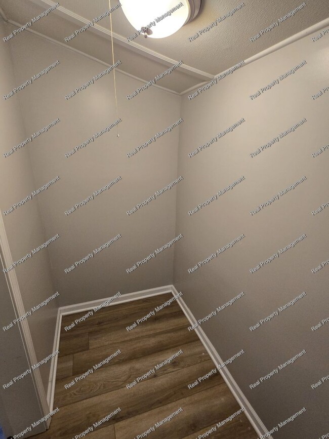 Building Photo - Updated 1 Bedroom Apartment