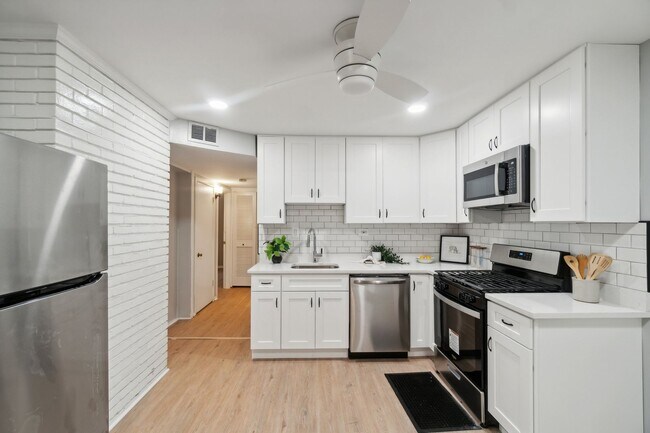 Building Photo - Charming Updated 4BR/2BA Cape Cod in Twinbrook- Rockville