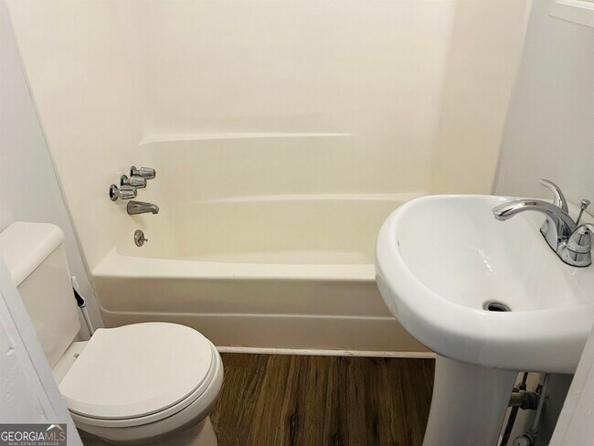 Building Photo - 504 Broad St