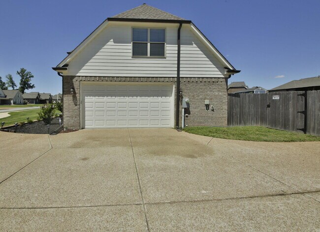 Building Photo - Luxurious 5 bedroom home in Atoka has it all!