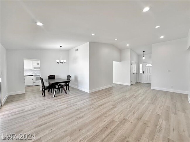 Building Photo - 401 Holcomb