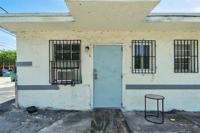 Building Photo - 2047 Lincoln Ave