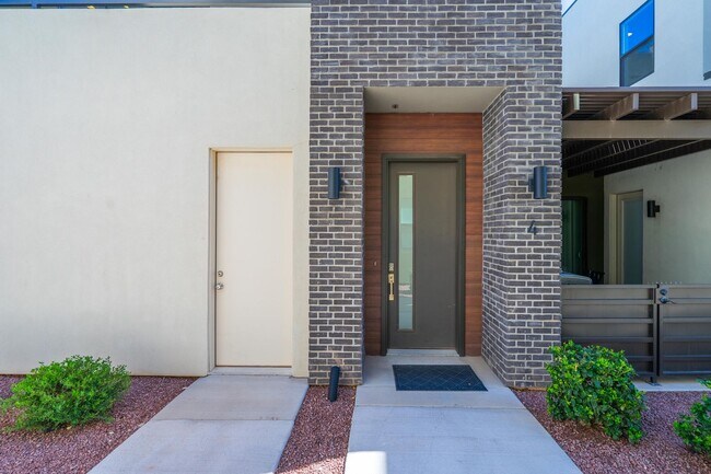 Building Photo - 3080 S Bloomington Dr