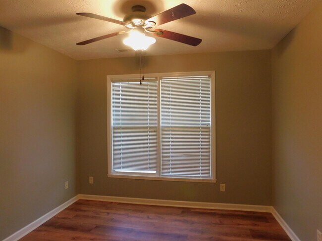 Building Photo - 513 Meadowland Ct